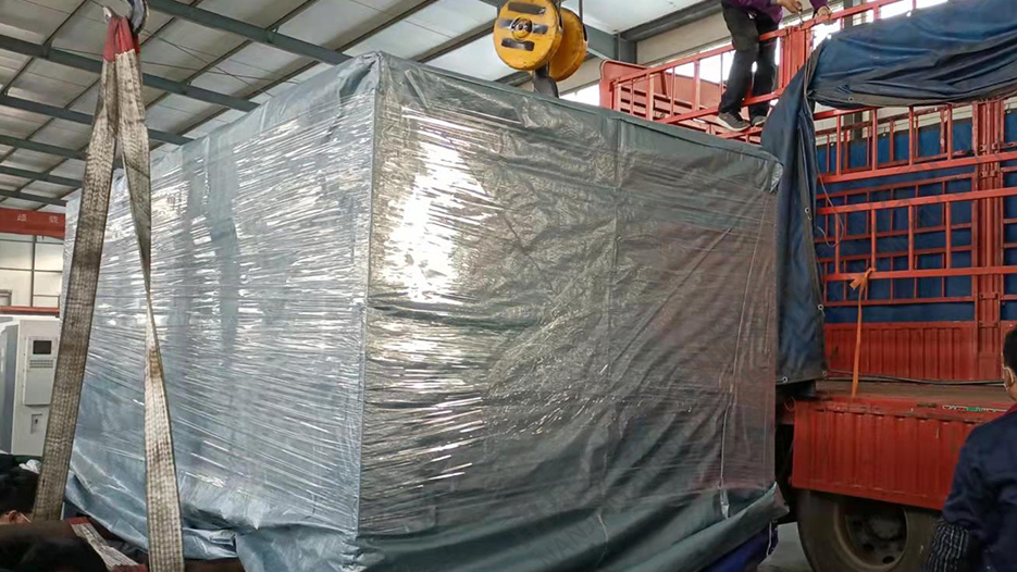 加工水泵（bèng）軸的客戶定製的ZXL200-500數（shù）控立式銑打機包裝好開（kāi）始發貨