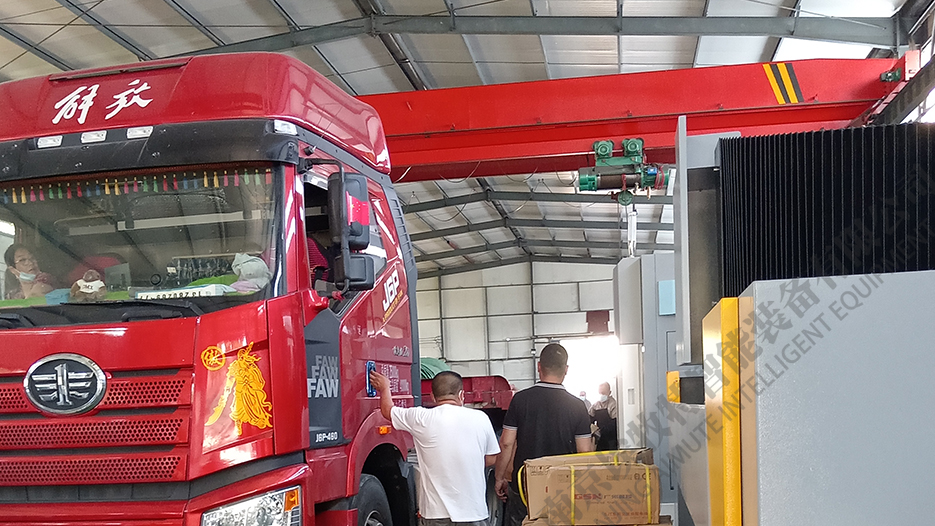 加工馬達零件 轉向節的客戶定製的LCK850立式數控車（chē）床裝車發貨