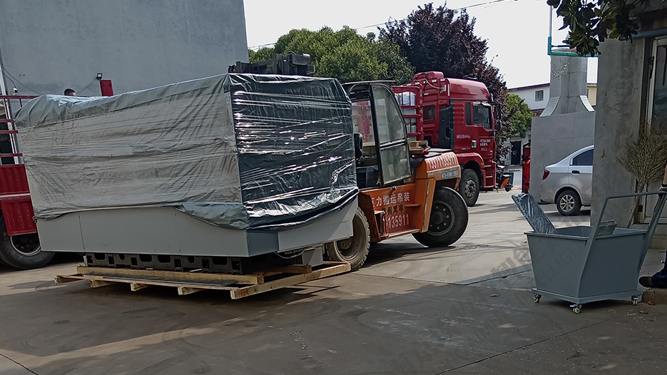 河北（běi）客（kè）戶定製的ZXL100-600立式銑打機裝車發貨