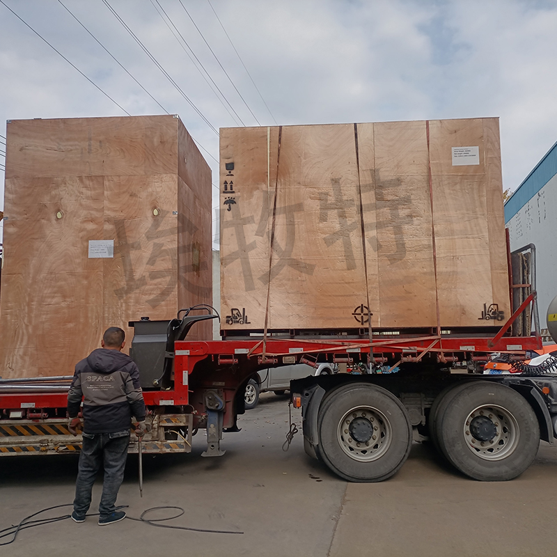 一台立式加工中心和一台臥（wò）式加工中心出口國外